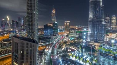 Alışveriş merkezi, çeşmeler ve gökdelenlerle Dubai 'nin panoramik gökyüzü manzarası.