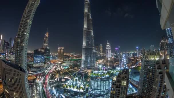 Vista panorámica del horizonte del centro de Dubái con centro comercial, fuentes y rascacielos timelapse noche aérea — Vídeos de Stock