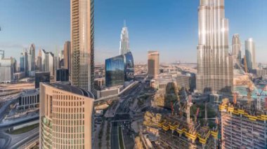 Dubai şehir merkezindeki panoramik gökyüzü manzarası. Alışveriş merkezi, çeşmeler ve gökdelenler.
