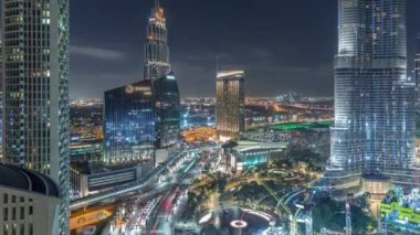Dubai şehir merkezindeki gökdelenlerin muhteşem havadan görünümü gece saati, Dubai, Birleşik Arap Emirlikleri