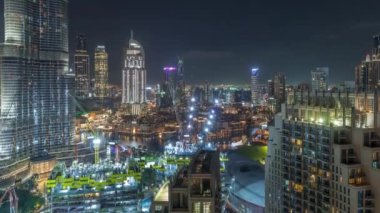 Dubai şehir merkezindeki gökdelenlerin muhteşem havadan görünümü gece saati, Dubai, Birleşik Arap Emirlikleri