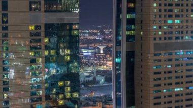 Dubai şehir merkezindeki gökdelenlerin muhteşem havadan görünümü gece saati, Dubai, Birleşik Arap Emirlikleri