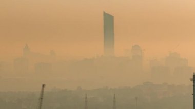 Gün doğumunda festival şehriyle Dubai Deresi 'ne giden hava manzarası