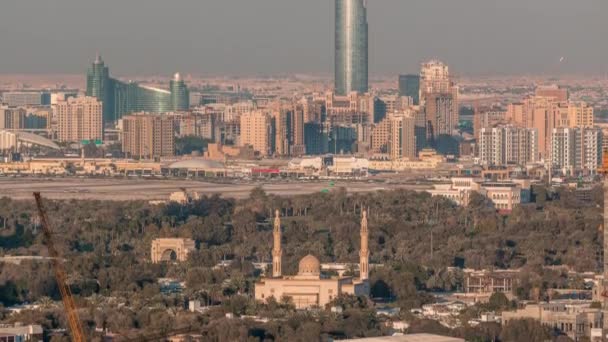 Vista aérea a Dubai Creek con festival de la ciudad durante la puesta del sol timelapse — Vídeo de stock