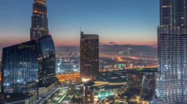 Zaman atlamalı yoğun trafik ve gökdelenler ile Dubai şehir caddesi.