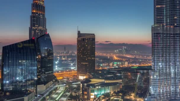 Dubai rue du centre-ville avec trafic achalandé et gratte-ciel autour de timelapse . — Video