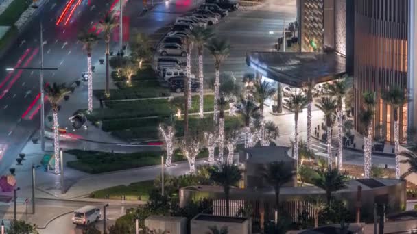 Vista aérea del centro comercial con timelapse nocturno de tráfico por carretera — Vídeos de Stock