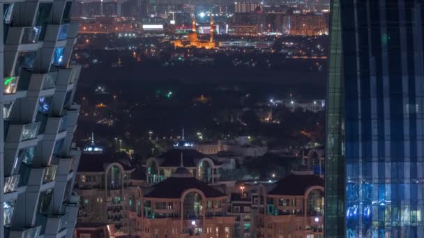 Vista aérea al barrio de Deira y Dubai arroyo con edificios típicos antiguos y modernos timelapse noche . — Vídeo de stock