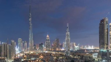 Dubai Downtown silueti gece gündüz timelapse Burj Khalifa ve diğer kuleleri Dubai'de üstten paniramic görünümü