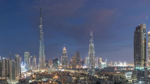 Dubai Downtown skyline natt till dag timelapse med Burj Khalifa och andra torn paniramic utsikt från toppen i Dubai — Stockvideo