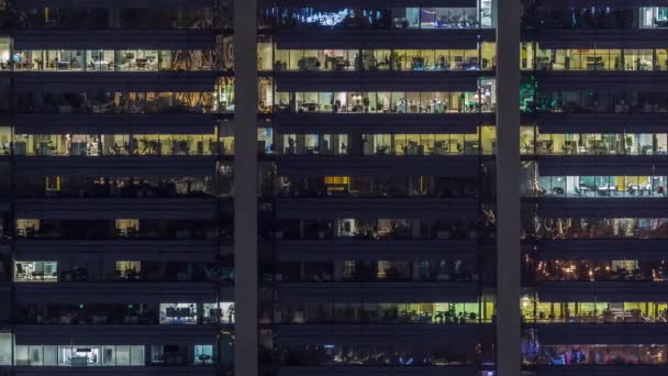 Az üzleti tevékenységet bemutató, korszerű felhőkarcoló homlokzatán lévő Office ablakok — Stock videók