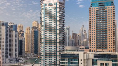 Dubai Marina gökdelenleri, lüks yatları olan liman ve Marina gezinti güvertesi zaman çizelgesi, Dubai, Birleşik Arap Emirlikleri