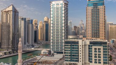 Dubai Marina gökdelenleri, lüks yatları olan liman ve Marina gezinti güvertesi zaman çizelgesi, Dubai, Birleşik Arap Emirlikleri