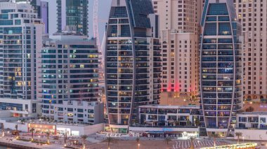 Dubai Marina gökdelenleri, lüks yatları olan liman ve Marina gezinti güvertesi gün geceye zaman çizelgesi, Dubai, Birleşik Arap Emirlikleri