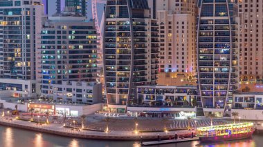 Dubai Marina gökdelenleri, lüks yatları olan liman ve Marina gezinti güvertesi gün geceye zaman çizelgesi, Dubai, Birleşik Arap Emirlikleri