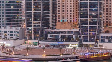 Dubai Marina gökdelenleri, lüks yatları olan liman ve Marina gezinti güvertesi gün geceye zaman çizelgesi, Dubai, Birleşik Arap Emirlikleri