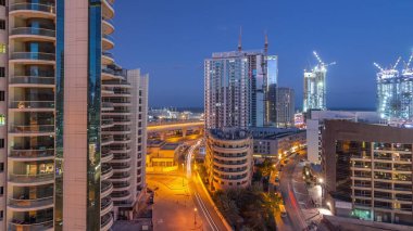 Dubai Marina gökdelenleri ve gezinti güvertesi gece gündüz saatleri, Dubai, Birleşik Arap Emirlikleri