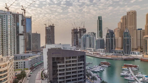 Σκάφη στη Μαρίνα Ντουμπάι πλαισιωμένα από το Τζαμί Αλ Ραχίμ και οικιστικούς πύργους και ουρανοξύστες εναέρια timelapse. — Φωτογραφία Αρχείου