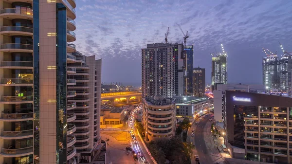 Dubai Marina skyskrapor, hamn med lyxbåtar och Marina strandpromenad antenn dag till natt timelapse, Dubai, Förenade Arabemiraten — Stockfoto