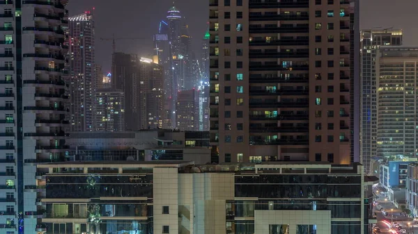 아랍에미리트 두바이에 있는 두 바이 마리나 마천 루와 전천후 야간 기상 시간 측정 장치 — 스톡 사진