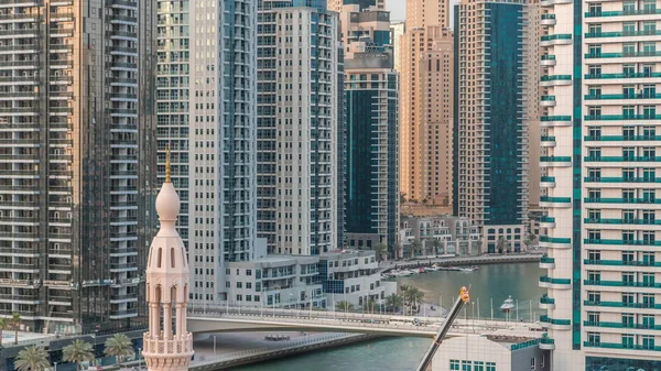 Luksusowe jachty zaparkowane na molo w zatoce Dubai Marina z panoramą miasta timelapse — Zdjęcie stockowe