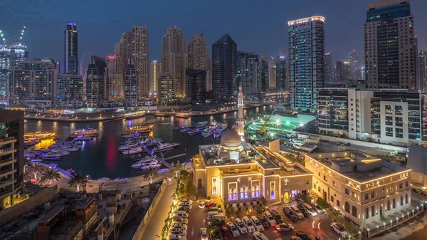 Yachts à Dubai Marina flanqué par la mosquée Al Rahim et tours résidentielles et gratte-ciel aérien jour et nuit timelapse . — Photo