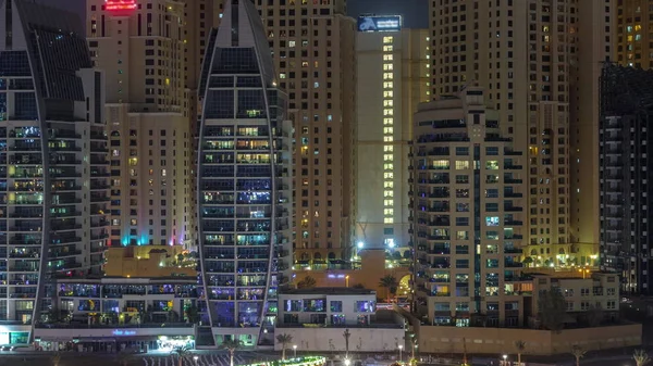 Luksusowe jachty zaparkowane na molo w zatoce Dubai Marina z widokiem na miasto — Zdjęcie stockowe