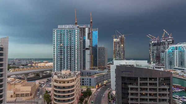 Dubai Marina arranha-céus e passeio aéreo noite a dia timelapse, Dubai, Emirados Árabes Unidos — Fotografia de Stock