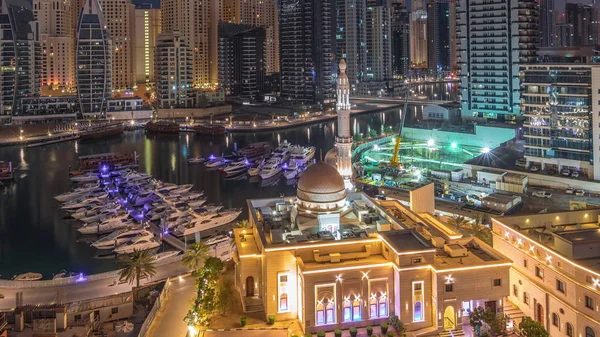 Yacht a Dubai Marina affiancato dalla Moschea Al Rahim e torri residenziali e grattacieli aerea notte a giorno timelapse . — Foto Stock