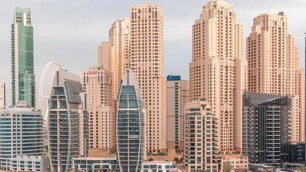 Dubai Marina körfezindeki iskeleye park etmiş lüks yatlar. Şehir havası manzaralı zaman ayarlı. — Stok fotoğraf