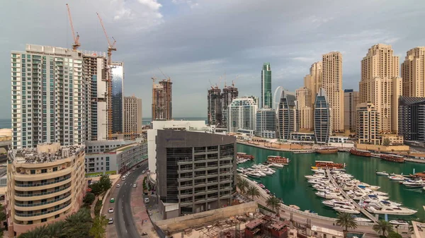 Πολυτελή σκάφη που σταθμεύουν στην προβλήτα στο Ντουμπάι μαρίνα κόλπο με εναέρια θέα της πόλης timelapse — Φωτογραφία Αρχείου