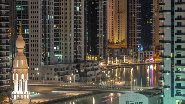 Dubai Marina drapacze chmur i promenada powietrzna noc po dniu, Dubaj, Zjednoczone Emiraty Arabskie — Zdjęcie stockowe