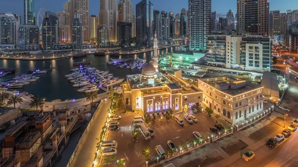 Iates em Dubai Marina ladeado pela Mesquita Al Rahim e torres residenciais e arranha-céus noite aérea a dia timelapse . — Fotografia de Stock