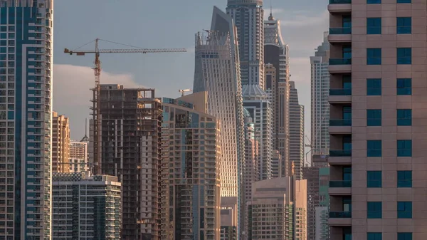Dubai Marina 'da modern gökdelenler. Gün doğumunda, Dubai' de, Uae 'de. — Stok fotoğraf