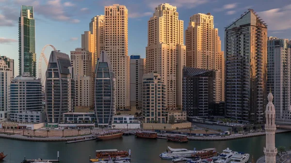 Yachts de luxe stationnés sur la jetée dans la baie de Dubai Marina avec vue aérienne sur la ville timelapse — Photo