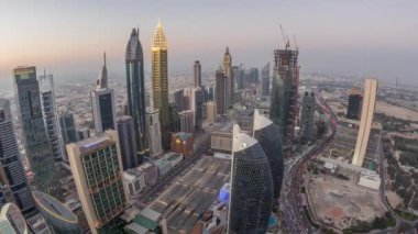 Şeyh Zayed Road ve Difc havadan dubai, Bae gece timelapse binaların Silueti.
