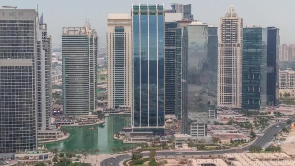Jumeirah Lake Towers distrito residencial día aéreo a noche timelapse cerca de Dubai Marina — Vídeos de Stock