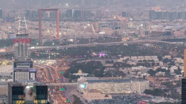 Luchtfoto van het financiële en Zabeel district dag tot nacht timelapse met verkeer en in aanbouw gebouw met kranen uit het centrum — Stockvideo