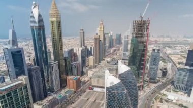 Sheikh Zayed Road ve Difc'nin Dubai, Bae'deki binalarının ufuk çizgisi görünümü.