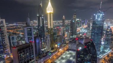 Sheikh Zayed Road ve Difc'nin Dubai, Bae'deki hava gece saatlerinin silueti.