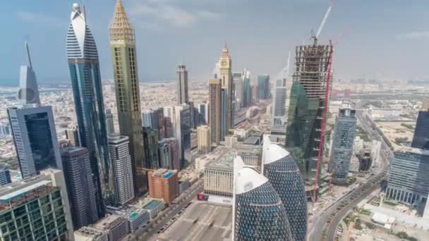 Вид на небо зданий Sheikh Zayed Road и DIFC в Дубае, ОАЭ . — стоковое видео