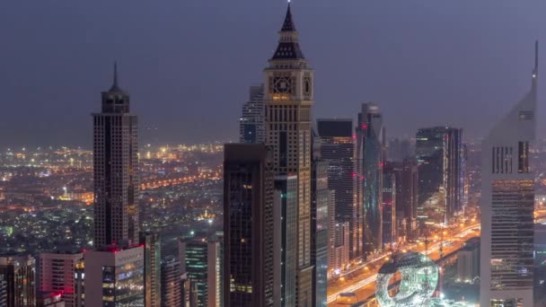 Skyline van de gebouwen van Sheikh Zayed Road en DIFC Aerial Night to Day timelapse in Dubai, VAE. — Stockvideo
