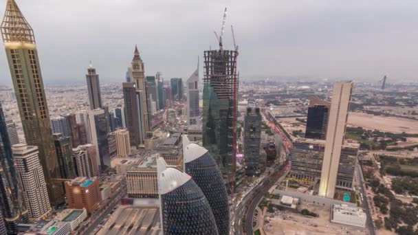 Skyline der Gebäude der Sheikh-Zayed-Straße und der Difc-Antenne im Zeitraffer von Tag zu Nacht in Dubai, uae. — Stockvideo