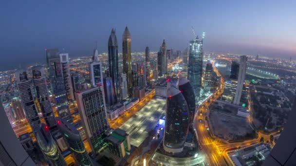 Skyline van de gebouwen van Sheikh Zayed Road en DIFC Aerial Night to Day timelapse in Dubai, VAE. — Stockvideo