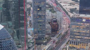 Şeyh Zayed Road ve Difc havadan dubai, Bae gece timelapse binaların Silueti.