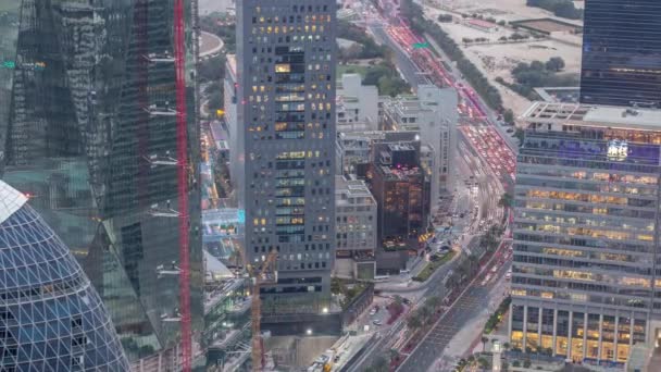Skyline van de gebouwen van Sheikh Zayed Road en DIFC Aerial dag tot nacht timelapse in Dubai, VAE. — Stockvideo