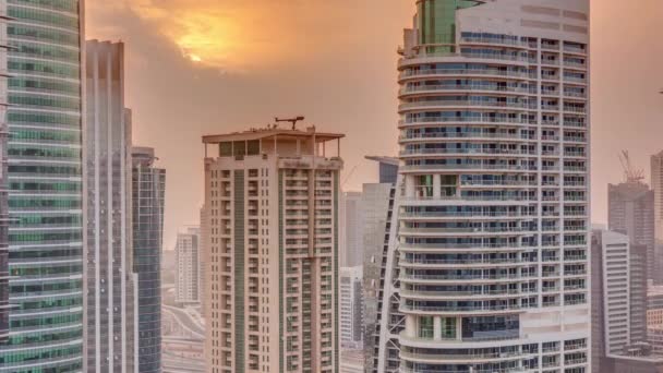 Edifícios residenciais e de escritórios em Jumeirah lago torres distrito timelapse em Dubai — Vídeo de Stock
