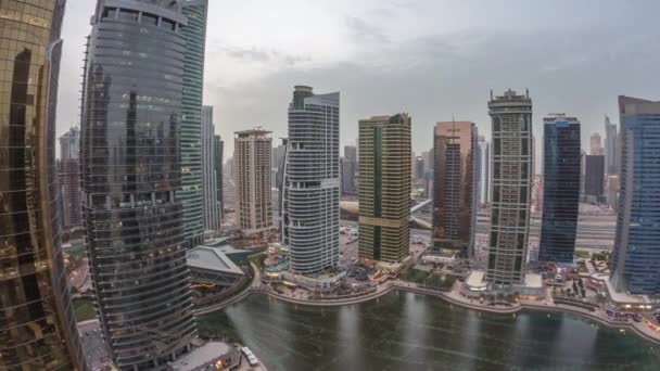 Edificios residenciales y de oficinas en Jumeirah lago torres distrito día a noche timelapse en Dubai — Vídeos de Stock