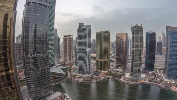 Edifícios residenciais e de escritórios em Jumeirah Lake torres distrito dia a noite timelapse em Dubai — Vídeo de Stock