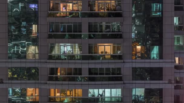 Éjszakai kilátás a külső lakás épület TimeLapse. Magas emelkedik a felhőkarcoló, villogó fények a Windows — Stock videók